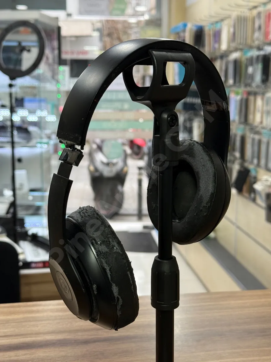 Beats Studio 3 Menteşe Kırığı ve Ped Değişimi Öncesi